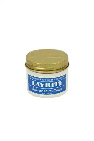 Gebruiksaanwijzing: Zorg ervoor dat je haar droog of handdoekdroog is, afhankelijk van de gewenste hold. Hoe droger het haar, hoe sterker de hold van het product. Breng een kleine hoeveelheid pomade aan op je handpalmen. Wrijf de pomade in je handpalmen zodat deze verwarmt en gemakkelijk aan te brengen is. Werk de pomade door je haar, beginnend bij de aanzet en werk naar de punten toe. Kam je haar in de gewenste stijl. Ingrediënten: Water (Aqua/Eau), C12-15 Alkyl Benzoate, Petrolatum, Ozokeriet, Cetearylalcohol, VP/VA Copolymeer, Glyceryl Stearaat, PEG-100 Stearaat, Copernicia Cerifera (Carnauba) Wax, Kaolien, PEG-10 Soja Sterol, PEG-40 Gehydrogeneerde Castorolie, Butyleenglycol, Polyis.